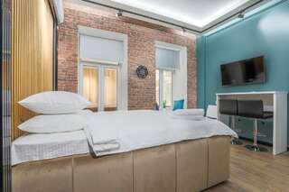 Апартаменты Luxury Urban Lofts Across Baseina & Arena Киев Двухместный номер Делюкс с 1 кроватью и балконом-7