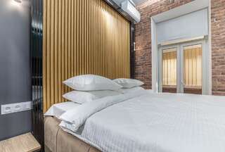 Апартаменты Luxury Urban Lofts Across Baseina & Arena Киев Двухместный номер Делюкс с 1 кроватью и балконом-1