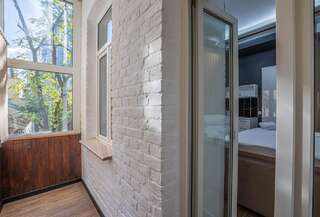 Апартаменты Luxury Urban Lofts Across Baseina & Arena Киев Двухместный номер Делюкс с 1 кроватью и балконом-2